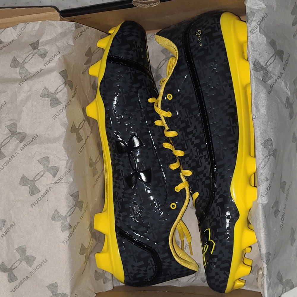 Under Armour Men's Football Cleats! Size- 15 (color- black/yellow)